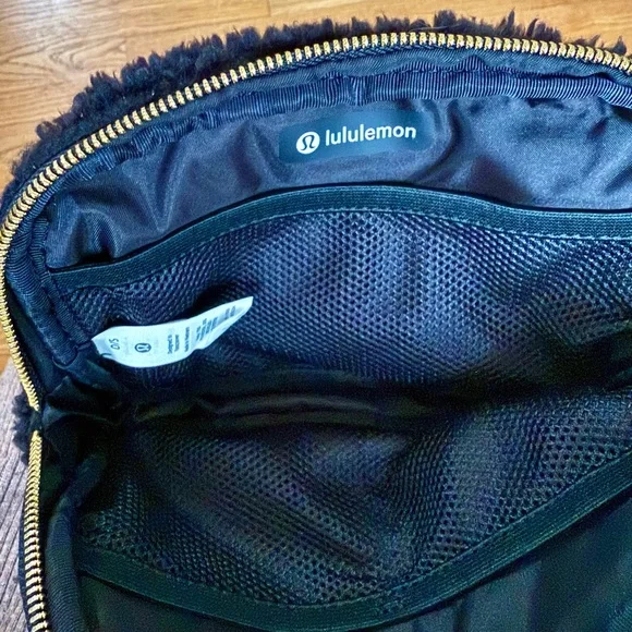Lululemon Everywhere Belt Bag Plush Fleece Black - Picture 4 of 7
